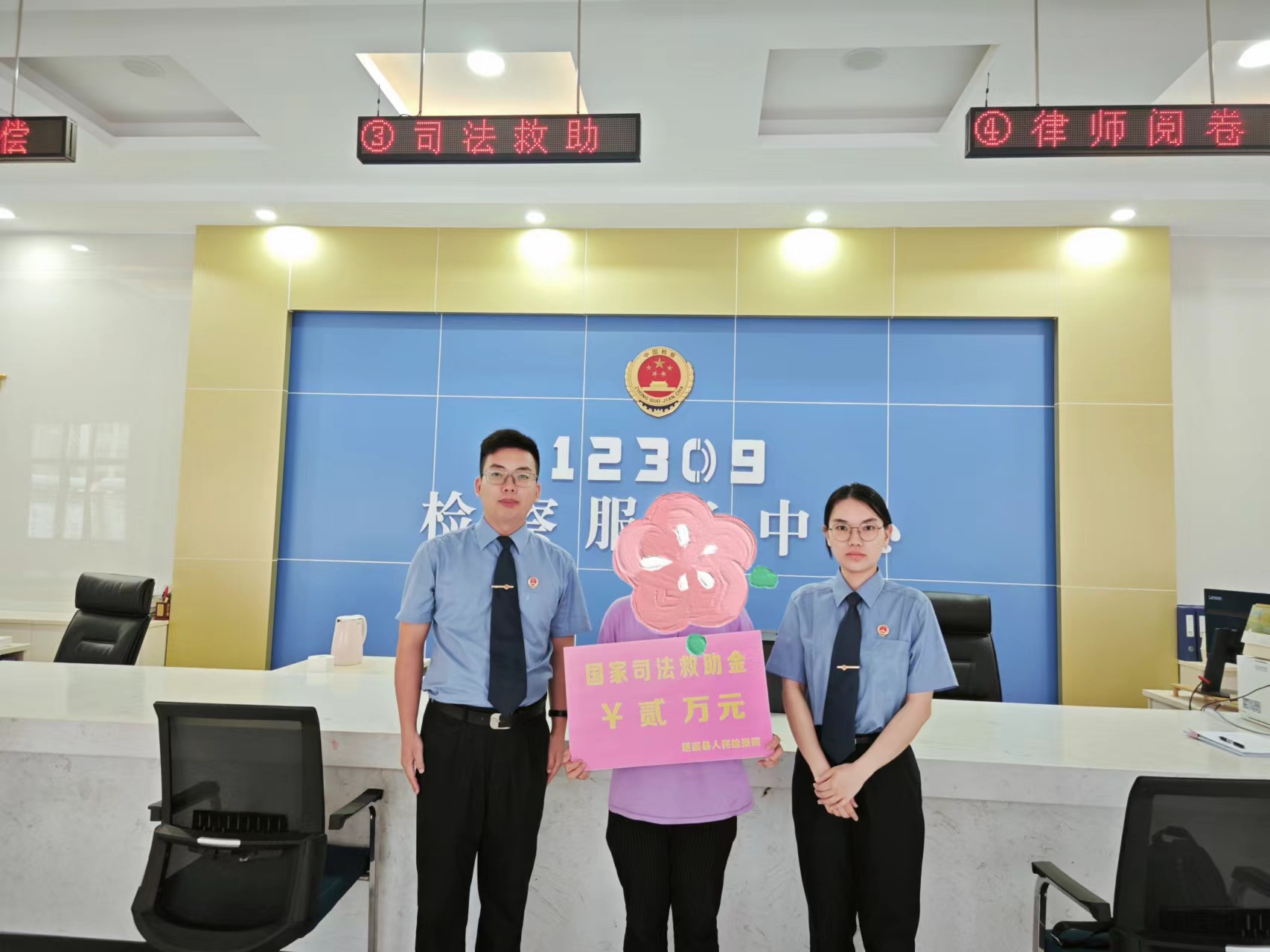 发放救助金照片.jpg