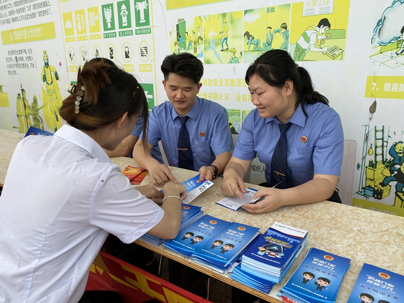 5月11日湛江经开区检察院开展防范盗窃普法宣传.jpg 5月11日湛江经开区检察院开展防范盗窃普法宣传.jpg