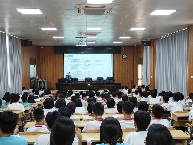 湛江经开区检察院担任法治副校长的检察干警在经开区觉民中学开展进校园法治宣讲活动。.jpg