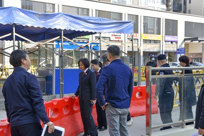 12月20日，经开区检察院联合区公安分局、区教育局前往辖区内部分中小幼学校，对校园内部及周边安全进行走访。 (1).jpg