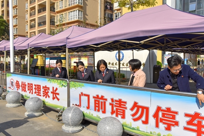 12月20日，经开区检察院联合区公安分局、区教育局前往辖区内部分中小幼学校，对校园内部及周边安全进行走访。 (5).jpg
