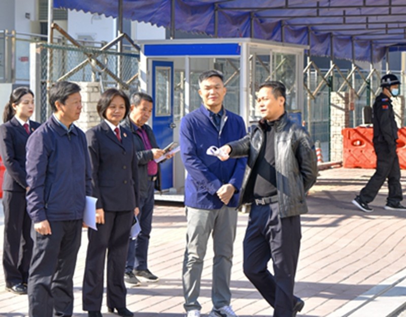 12月20日，经开区检察院联合区公安分局、区教育局前往辖区内部分中小幼学校，对校园内部及周边安全进行走访。 (3).jpg