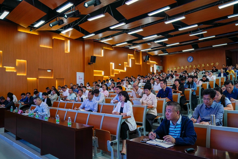 10月27日，湛江经开区检察院党组成员、副检察长陈霜屏受邀为经开区教育系统开展以“以法为纲强管理，用心守护促成长”为主题的法治宣讲 (2).jpg