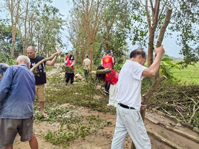 4协助社区及挂点村开展路障清理抢通工作 (2).jpg