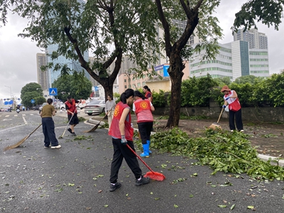 4协助社区及挂点村开展路障清理抢通工作 (3).jpg